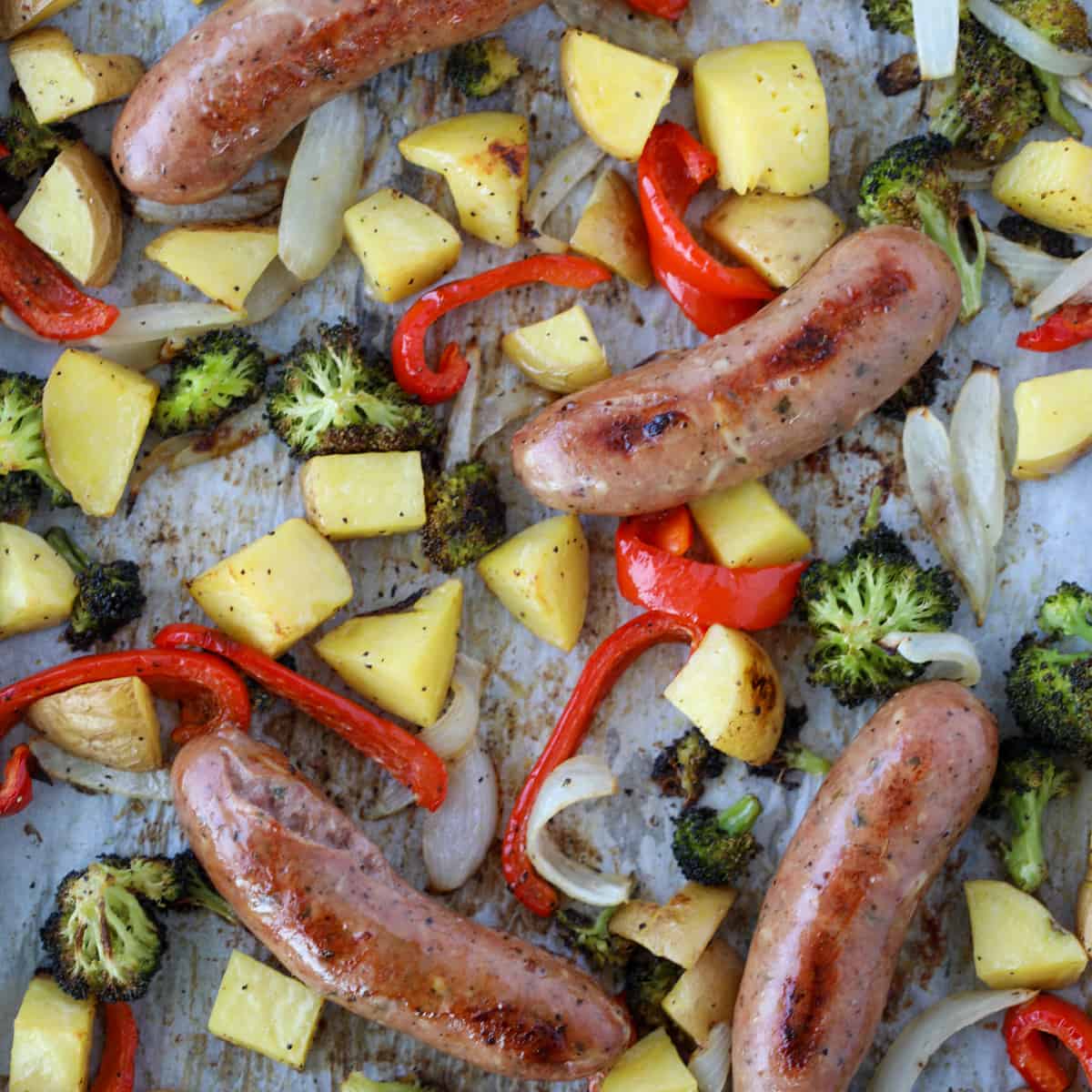 Sausages cooked in the oven with the veggies