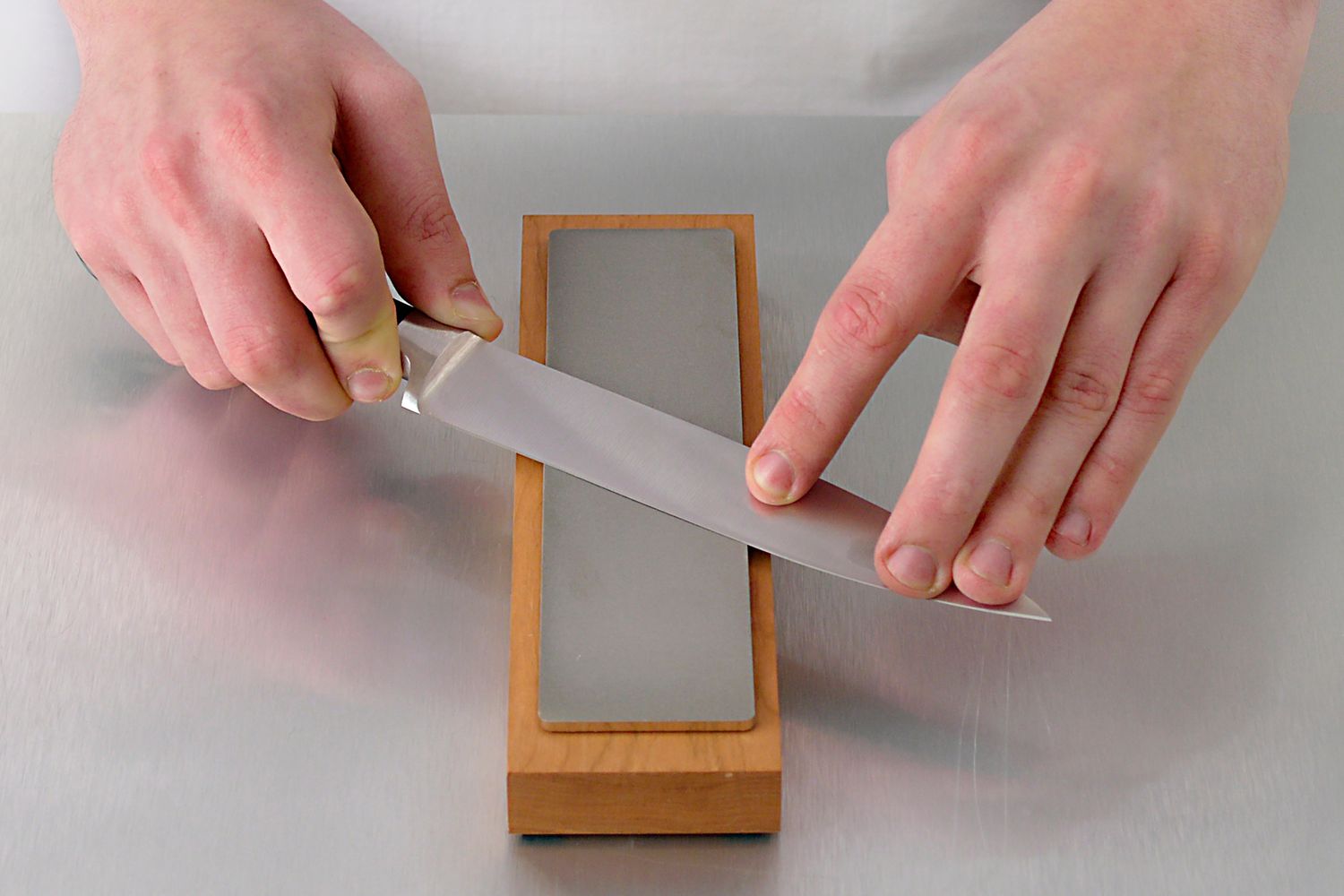 How To Properly Sharpen Knives Like A Pro [Complete Guide]